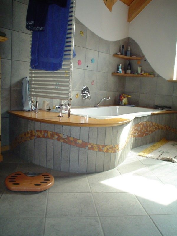 graue Fliesen mit Muster