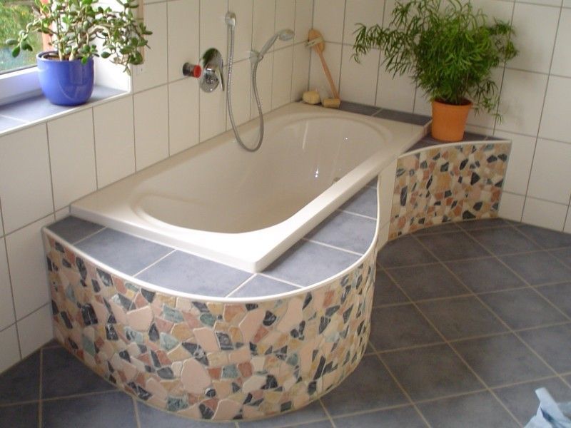 Mosaikfliesen an einer Badewanne