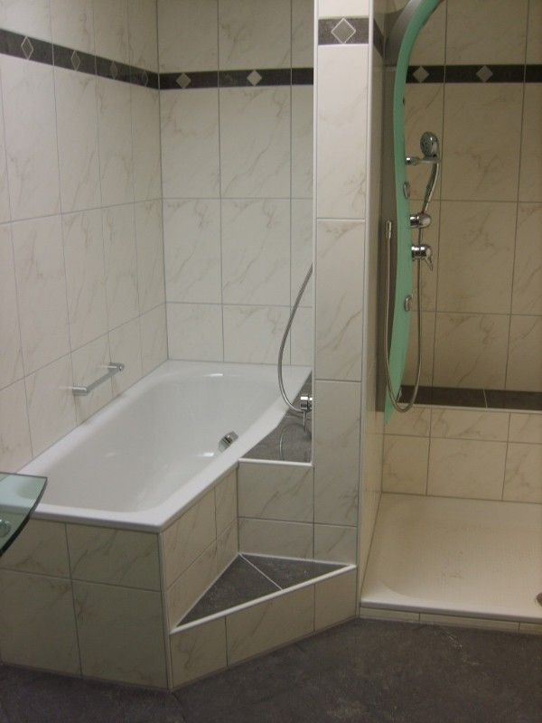 helle Fliesen im Badezimmer mit Badewanne