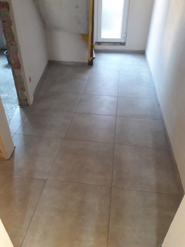 dunkle Fliesen mit Muster