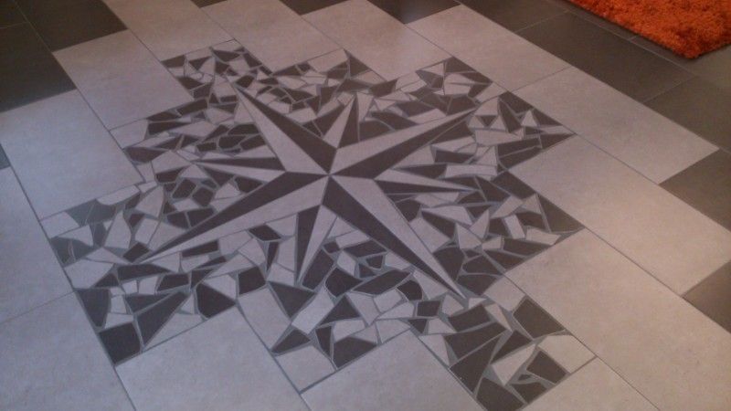 Muster in Kreuzform auf Fliesen