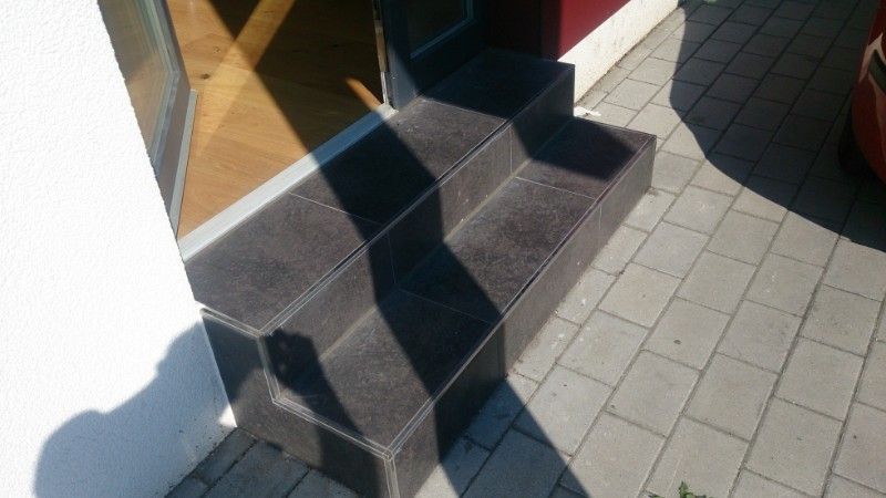 neue Fliesen für eine Außentreppe