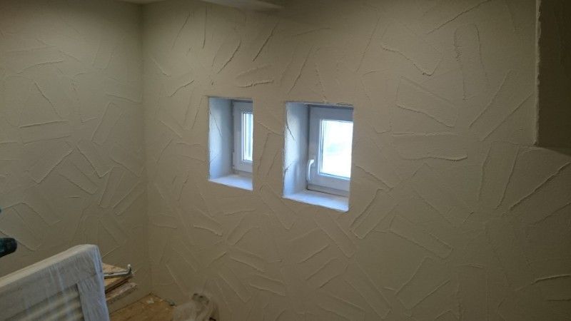 kleine Fenster an einer weißen Wand