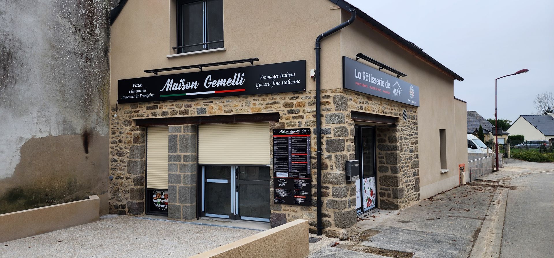 Un bâtiment en pierre avec deux enseignes commerciales, l'une indiquant Matteo Cavalli et l'autre BISTRO ITALIANO.