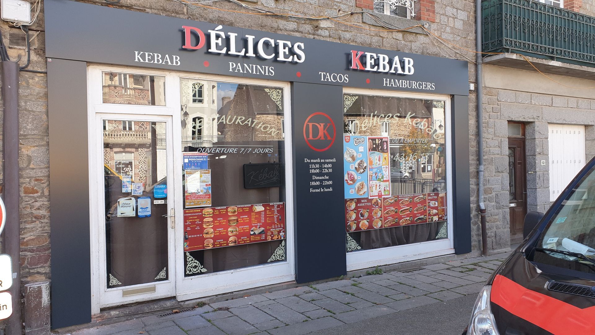 Extérieur du restaurant Délices Kebab. Enseigne noire et rouge, vitrines, devanture sur rue.