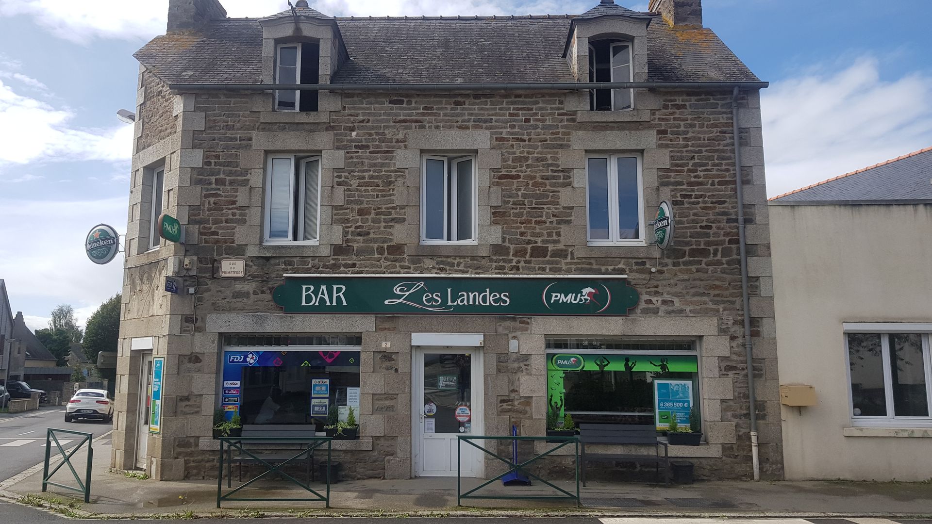 Bâtiment en pierre de deux étages avec un bar, Les Sardines au coin.