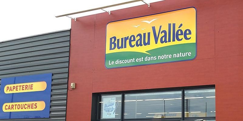 Bureau Vallée store avec son enseigne et le slogan Le discount est dans notre nature