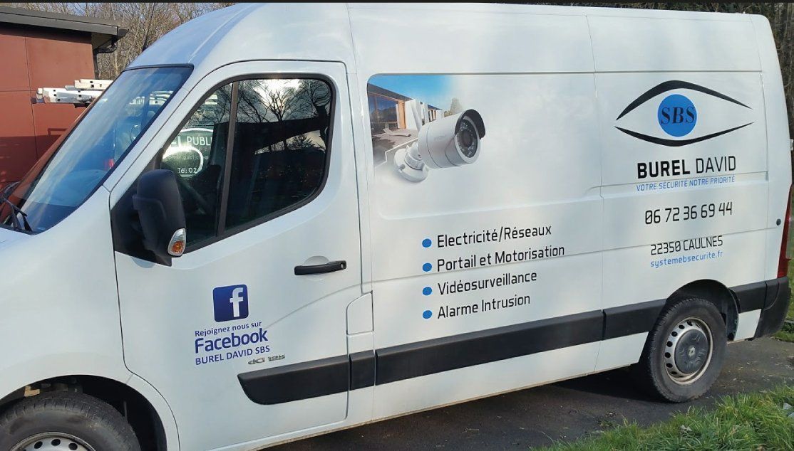 Fourgonnette de service blanche avec logo de l'entreprise et coordonnées, garée à l'extérieur.