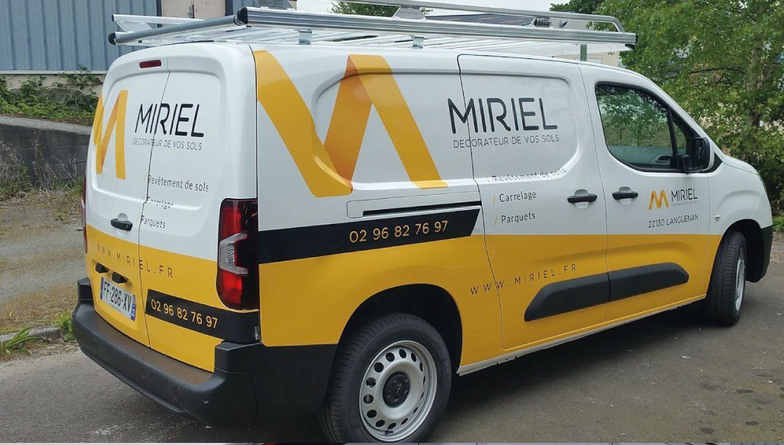Fourgonnette blanche et jaune avec le nom MIRIL dessus, garée dans une rue.