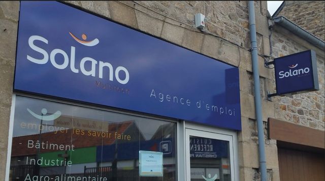 Vitrine de l'agence d'emploi Solano avec enseigne bleue ; texte en blanc et en français.