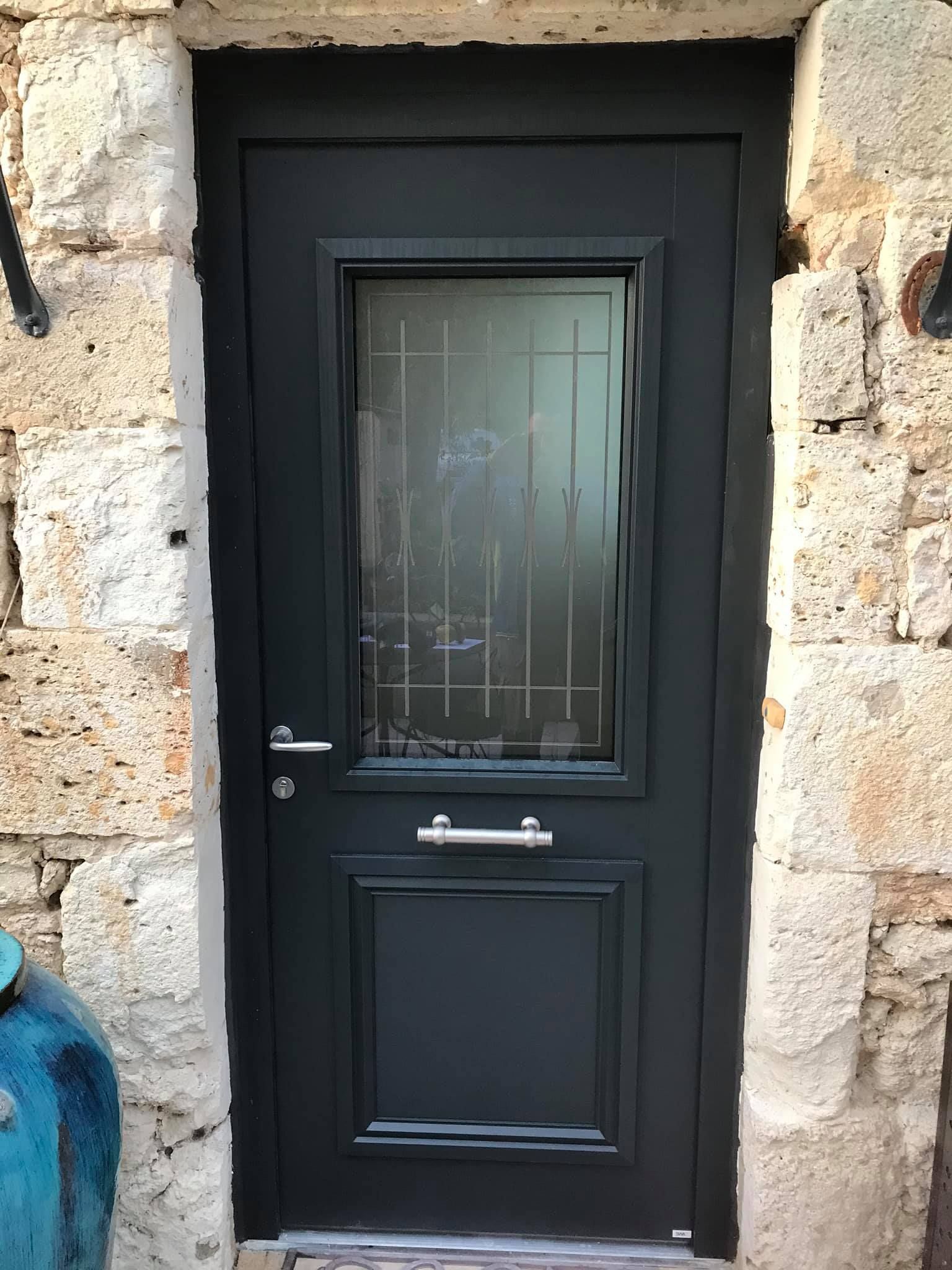 Pose porte noire vitrée