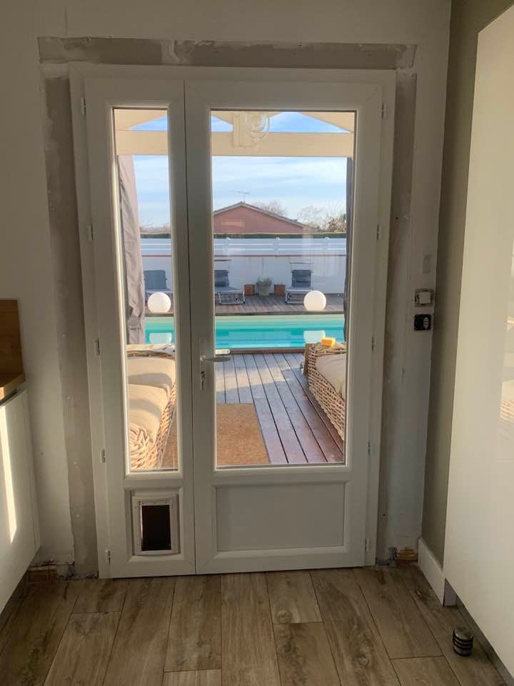 Pose porte fenêtre avec chatière intérieur