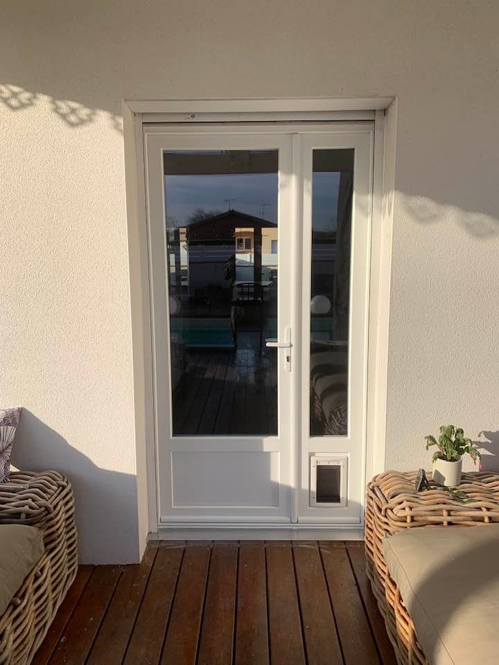 Pose porte fenêtre avec chatière extérieur