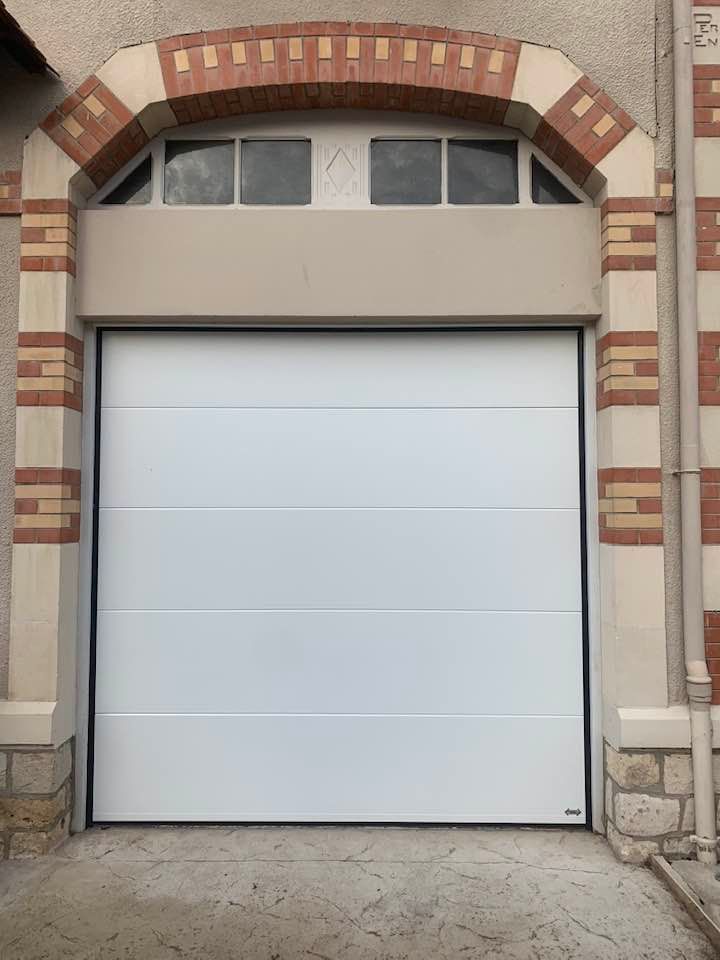 Pose porte garage blanc