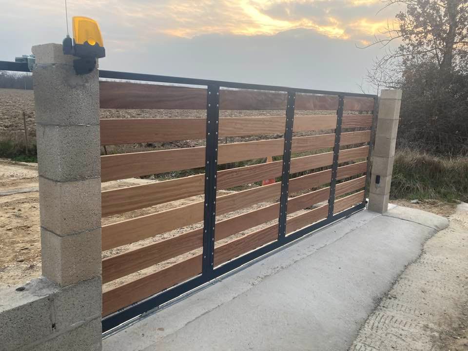 Menuiserie extérieure portail bois motorisé