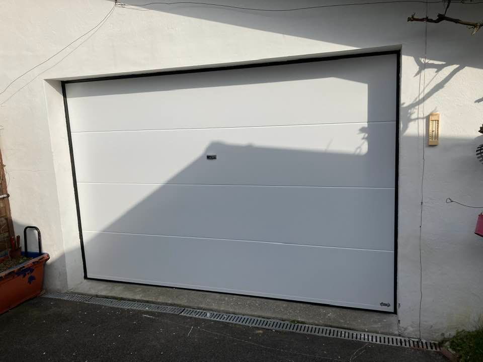Pose porte garage blanc PVC