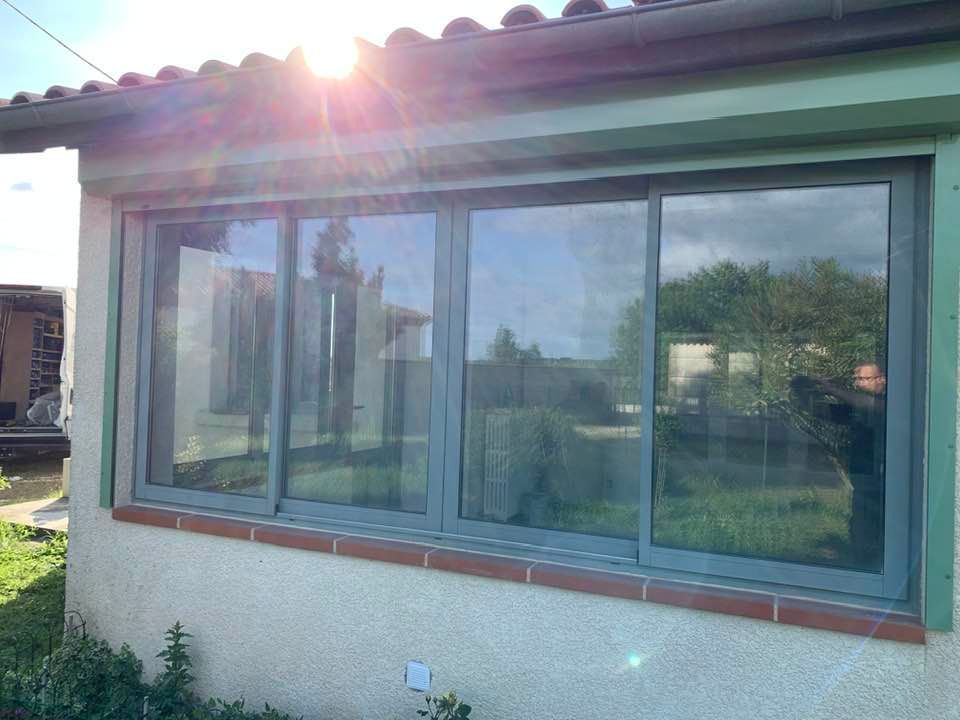 Fenêtre volets électriques verts