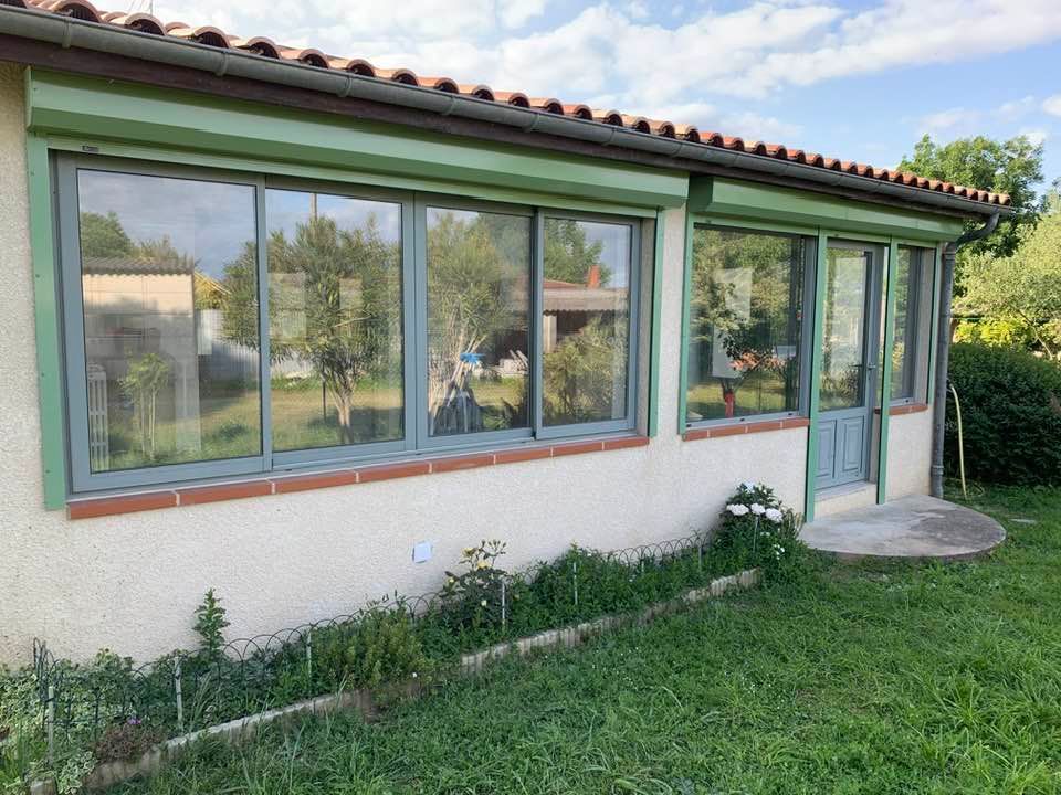 Volets électriques verts ouverts