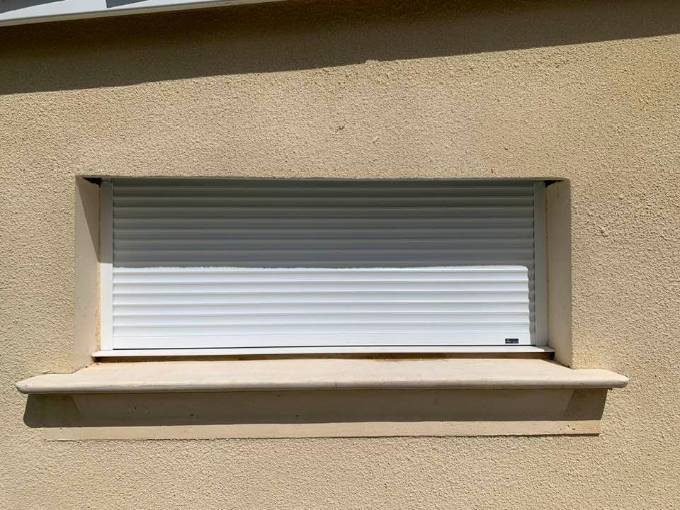 Pose de volets roulant blancs