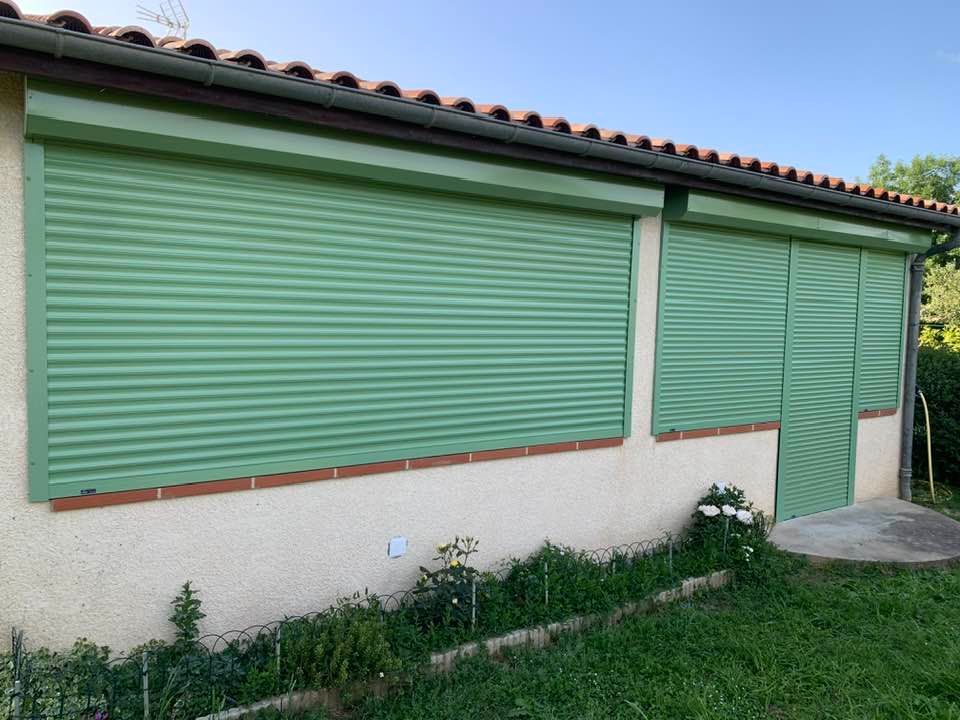 Volets électriques verts fermés