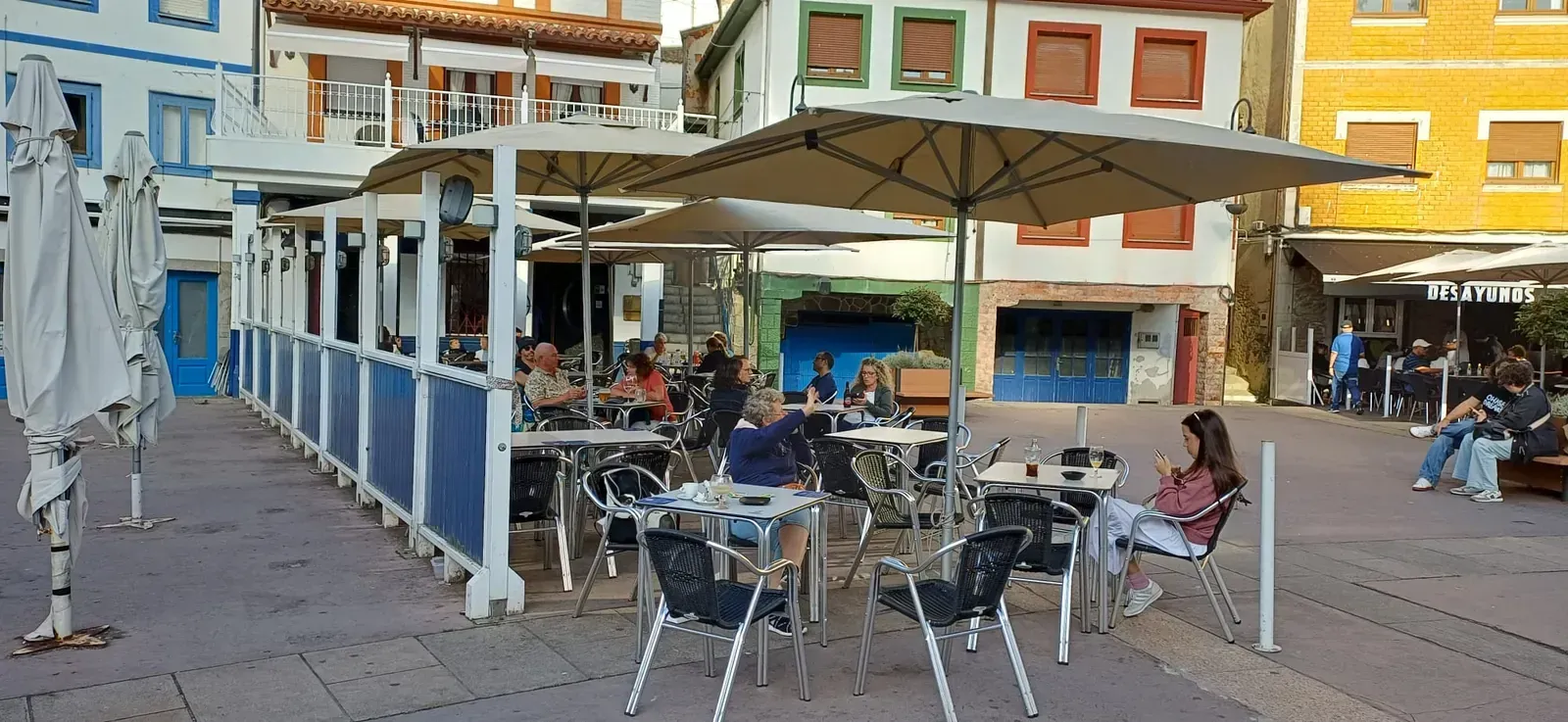 Dos bebidas, una roja y otra naranja, con hielo, guarnición de frutas y un bol de aceitunas verdes.