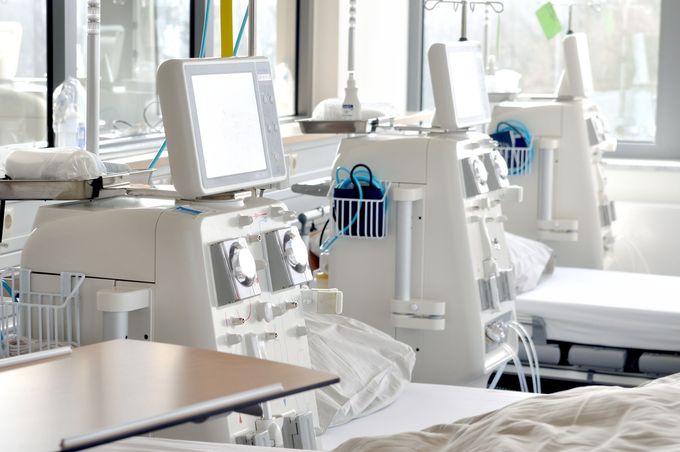 Chambre d'hôpital avec appareils de dialyse, lits et matériel médical.