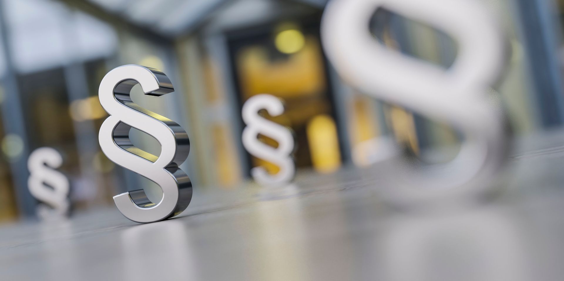 Glänzende silberne Absatzsymbole auf reflektierender Oberfläche, verschwommener Hintergrund.