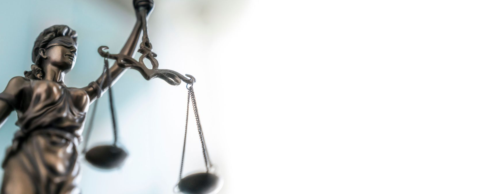 Statue der Justitia mit Waage.