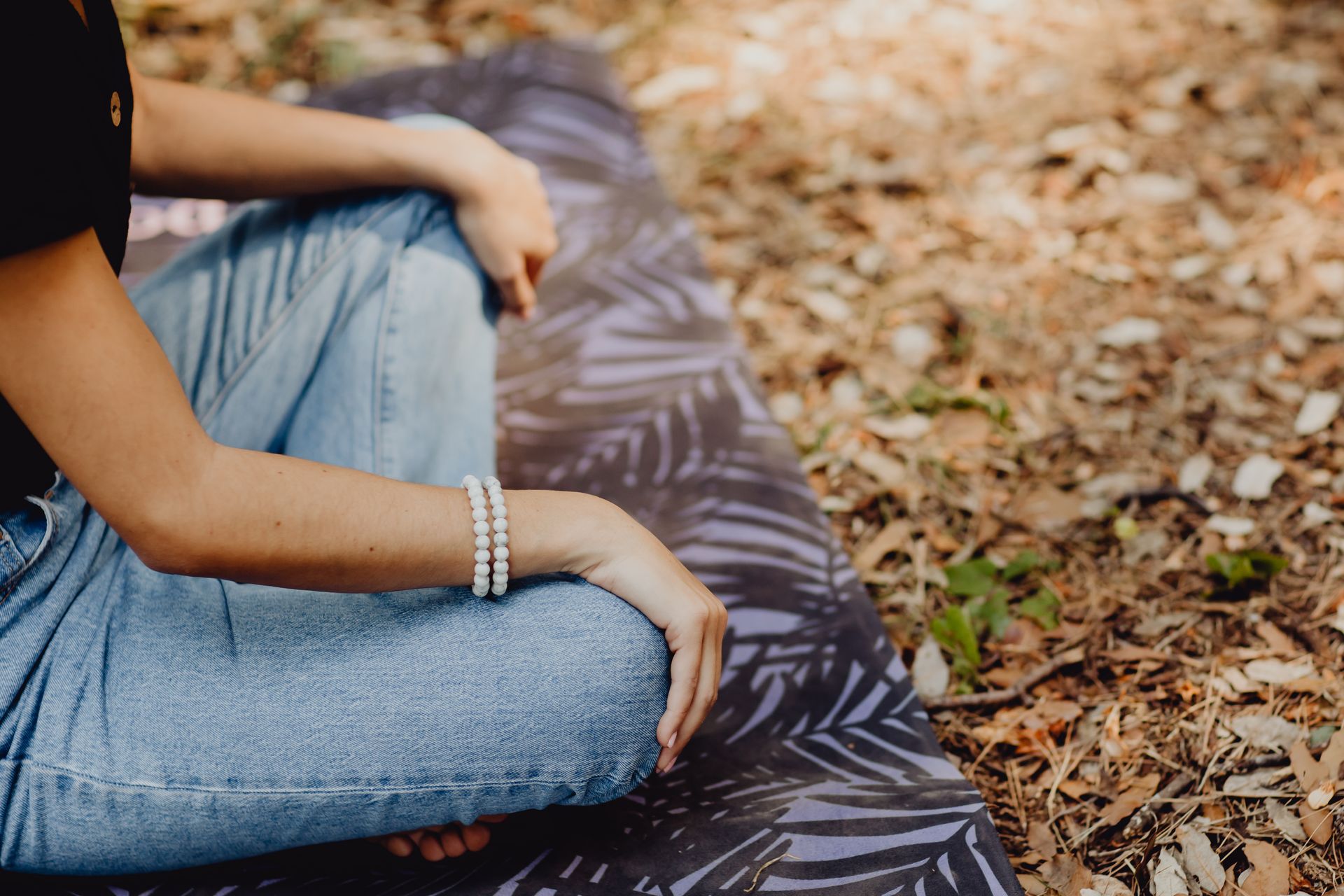 Une personne assise en tailleur