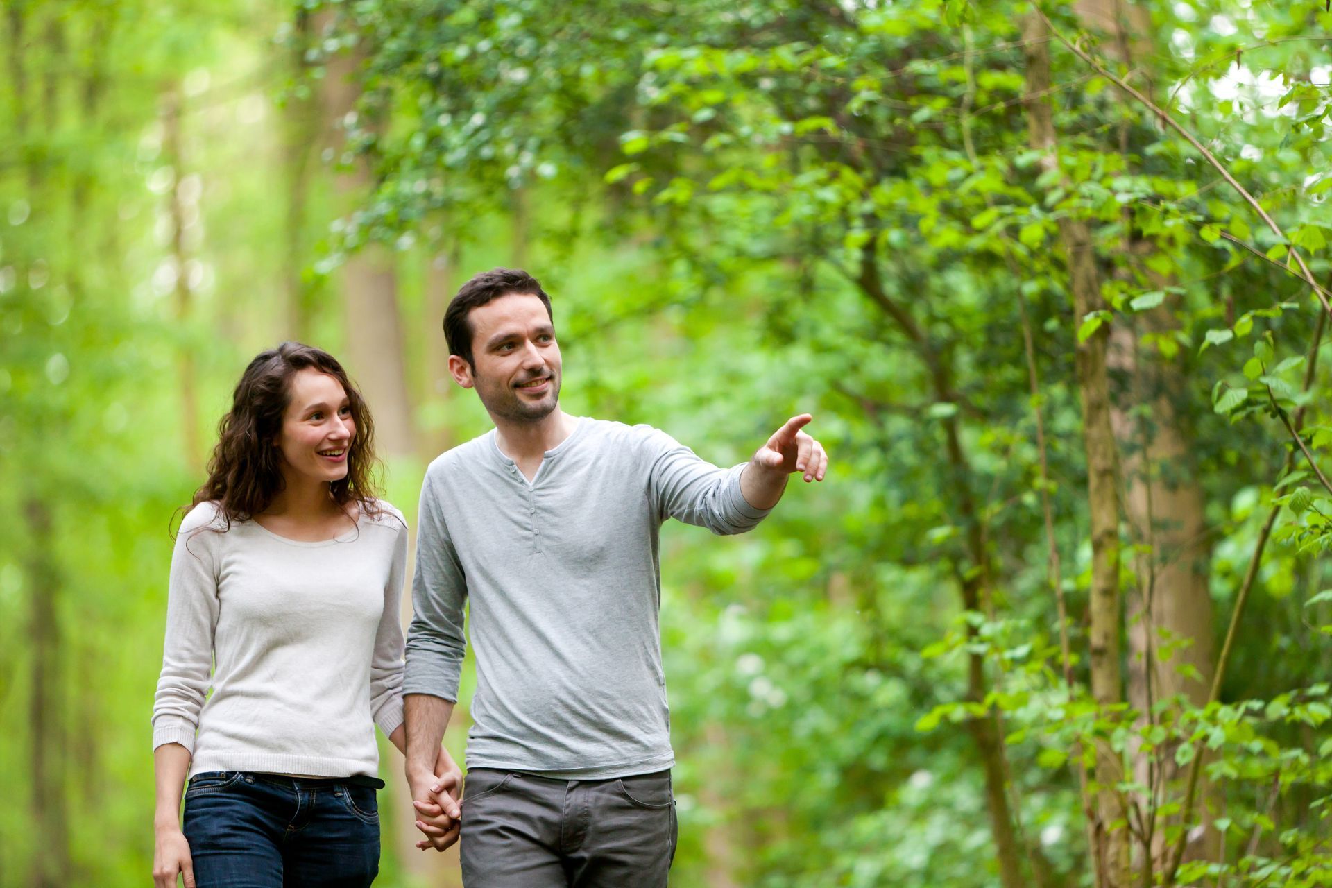 Jeune couple se baladant en forêt