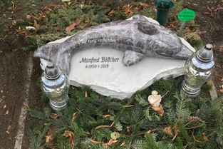 Einfassungen in Grabstein