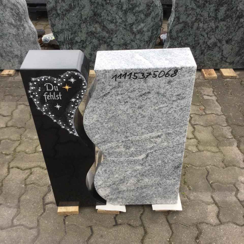 Schwarz-weißer Grabstein mit einem Herz