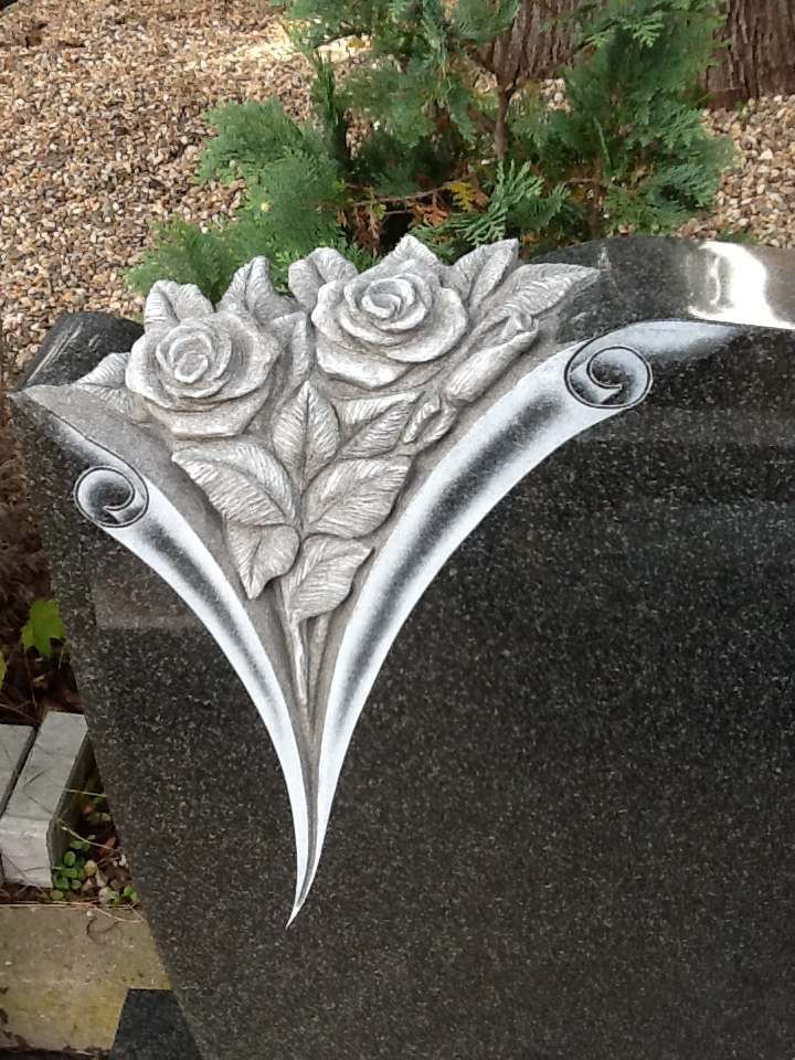 Strauß Rosen auf einem Grabstein