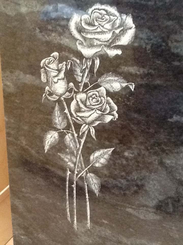 Rosen auf einem Grabstein