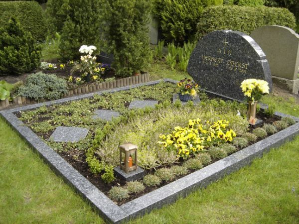 Grab mit Bepflanzung