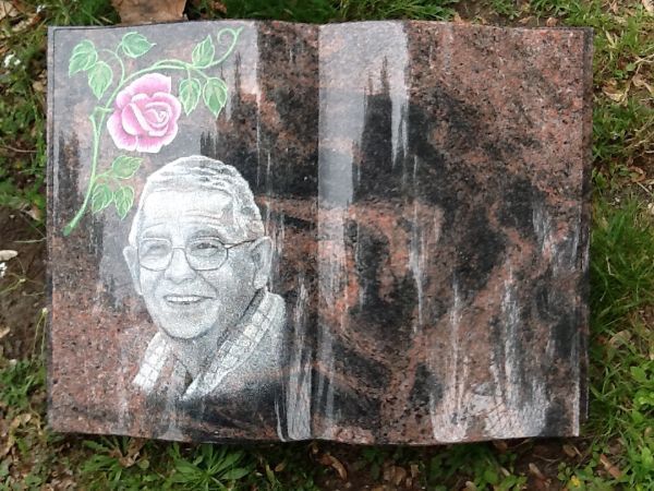 Grabstein mit Bild , marmoriert