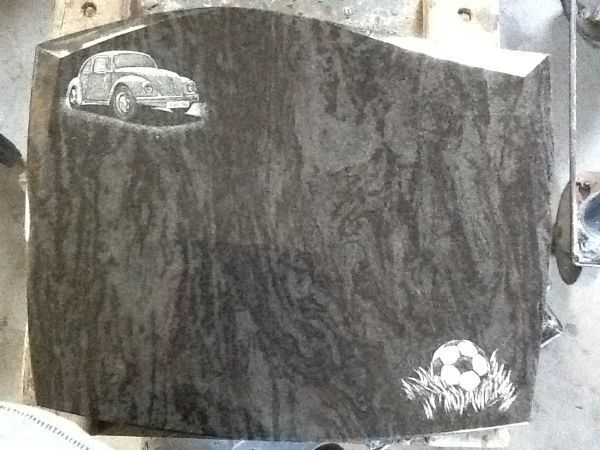 Grabstein mit einem Bild von einem Auto und einem Fussball