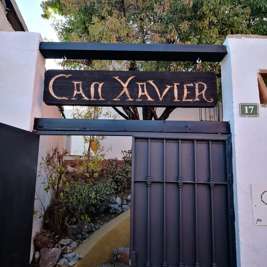 Un cartel encima de una puerta que dice