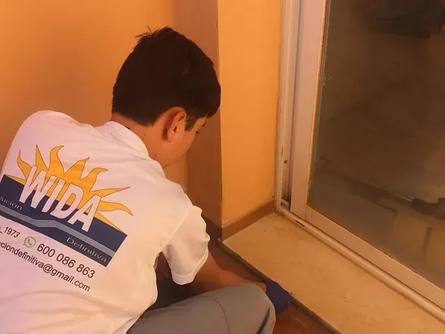 Un hombre que llevaba una camisa blanca con la palabra wida escrita en ella.