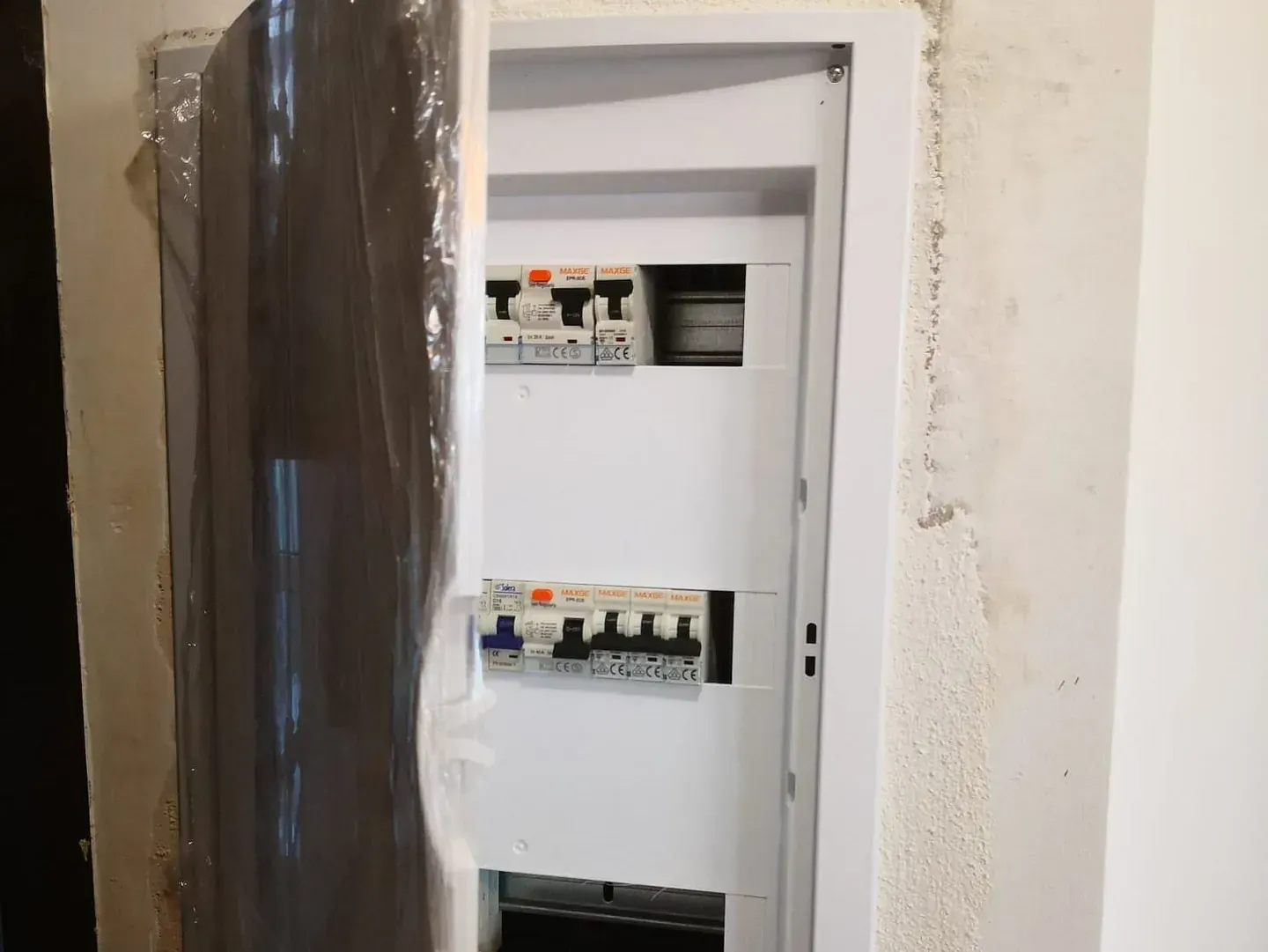 Una caja blanca con equipo eléctrico dentro de ella.