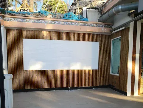 Una habitación con una pared de madera y una pizarra blanca en la pared.