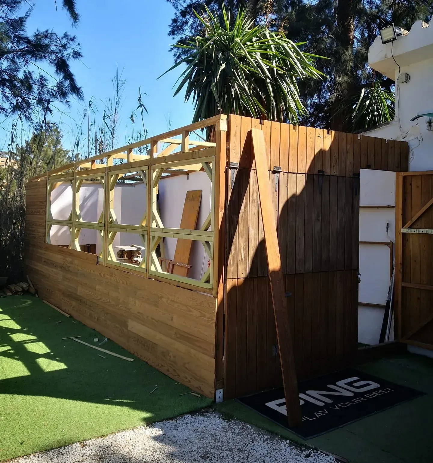Una estructura de madera con un cartel que dice ping.