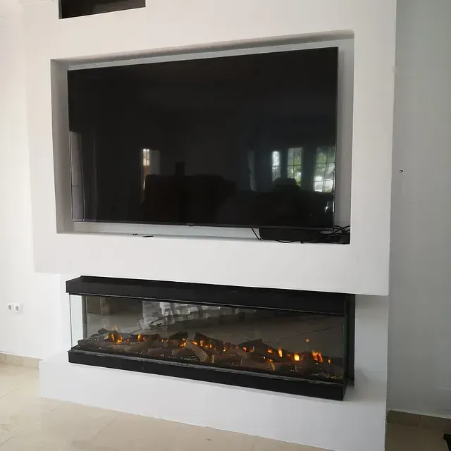 Una sala de estar con chimenea y TV de pantalla plana.