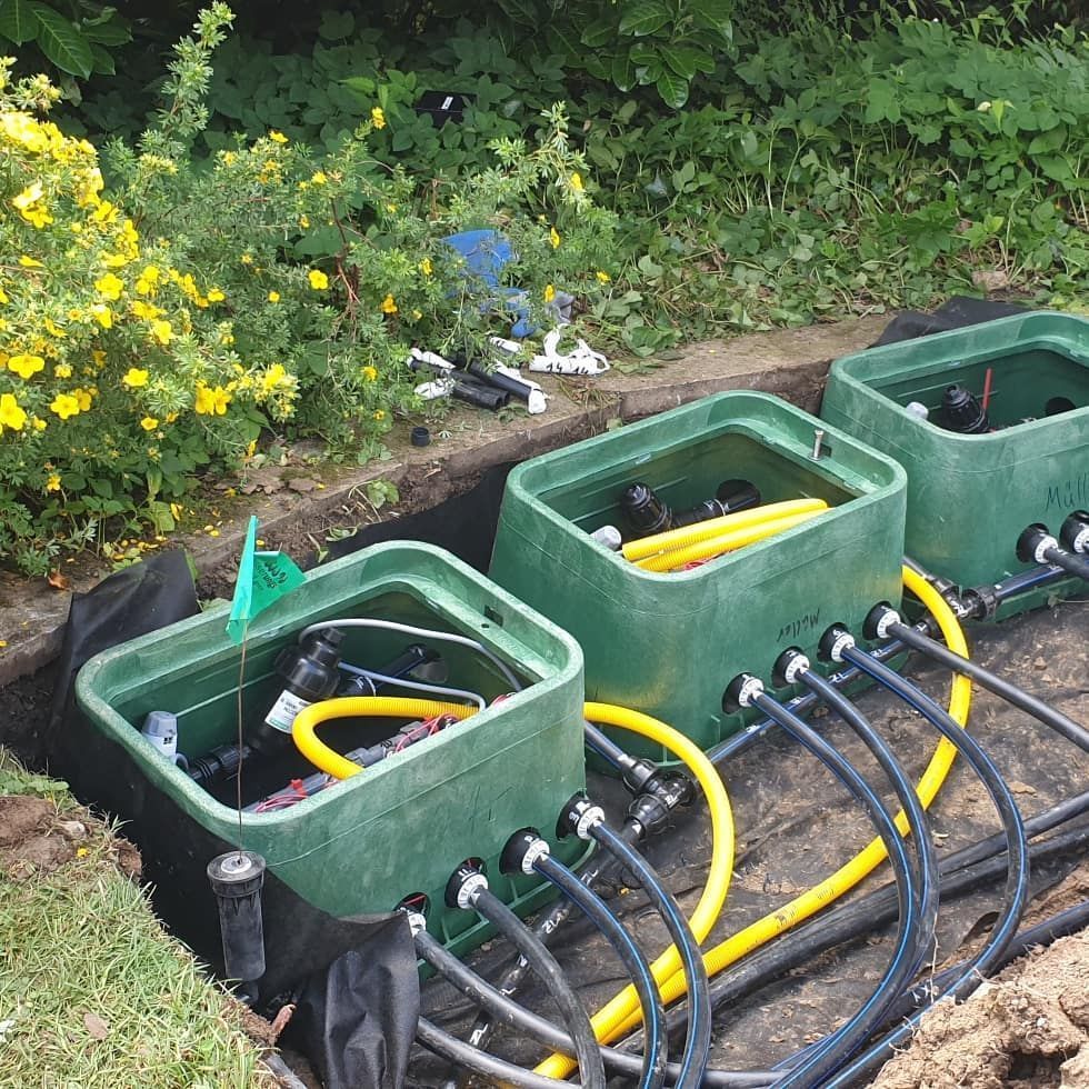Ein Haufen grüner Kisten voller Schläuche und Kabel