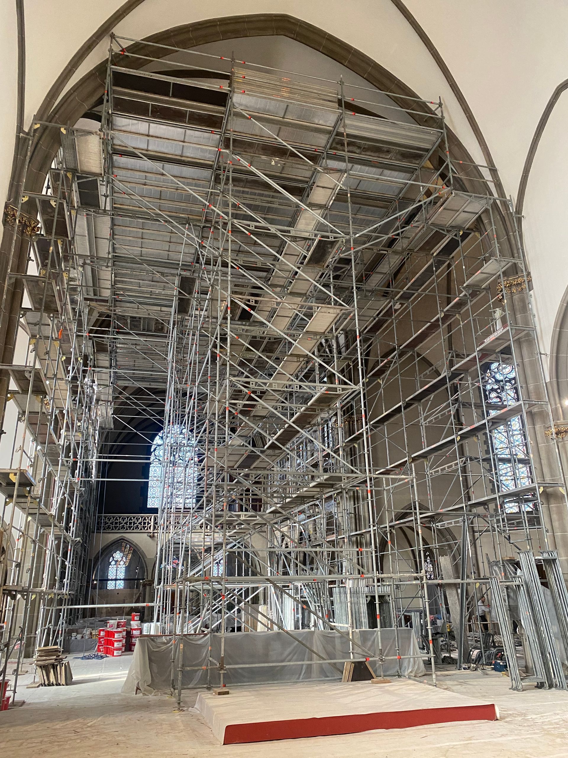 Echafaudage interieur dans une église