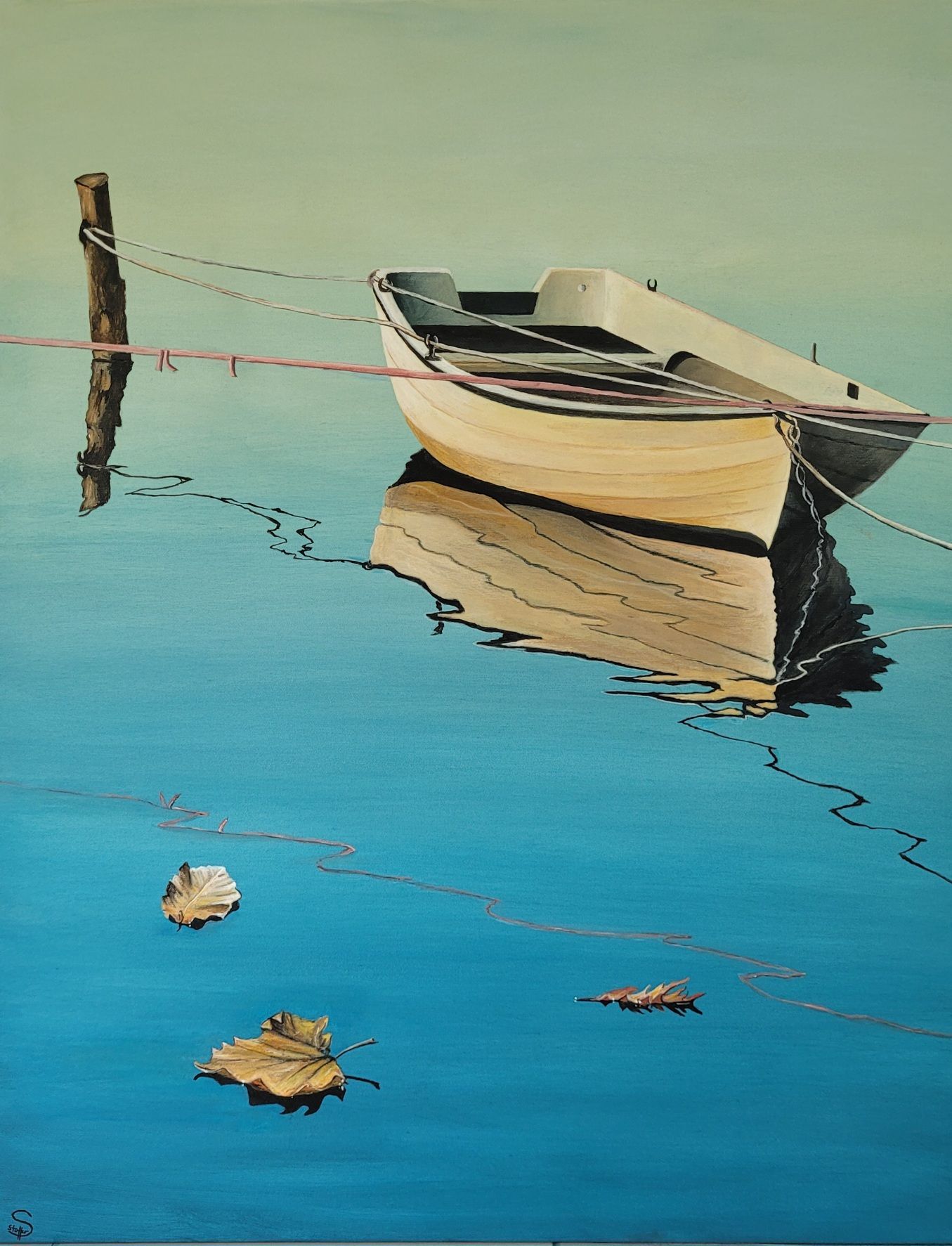 Boot schwimmt auf blauem Wasser, spiegelt sich. Mit rotem Seil an einem Pfosten festgebunden; Blätter treiben in der Nähe.