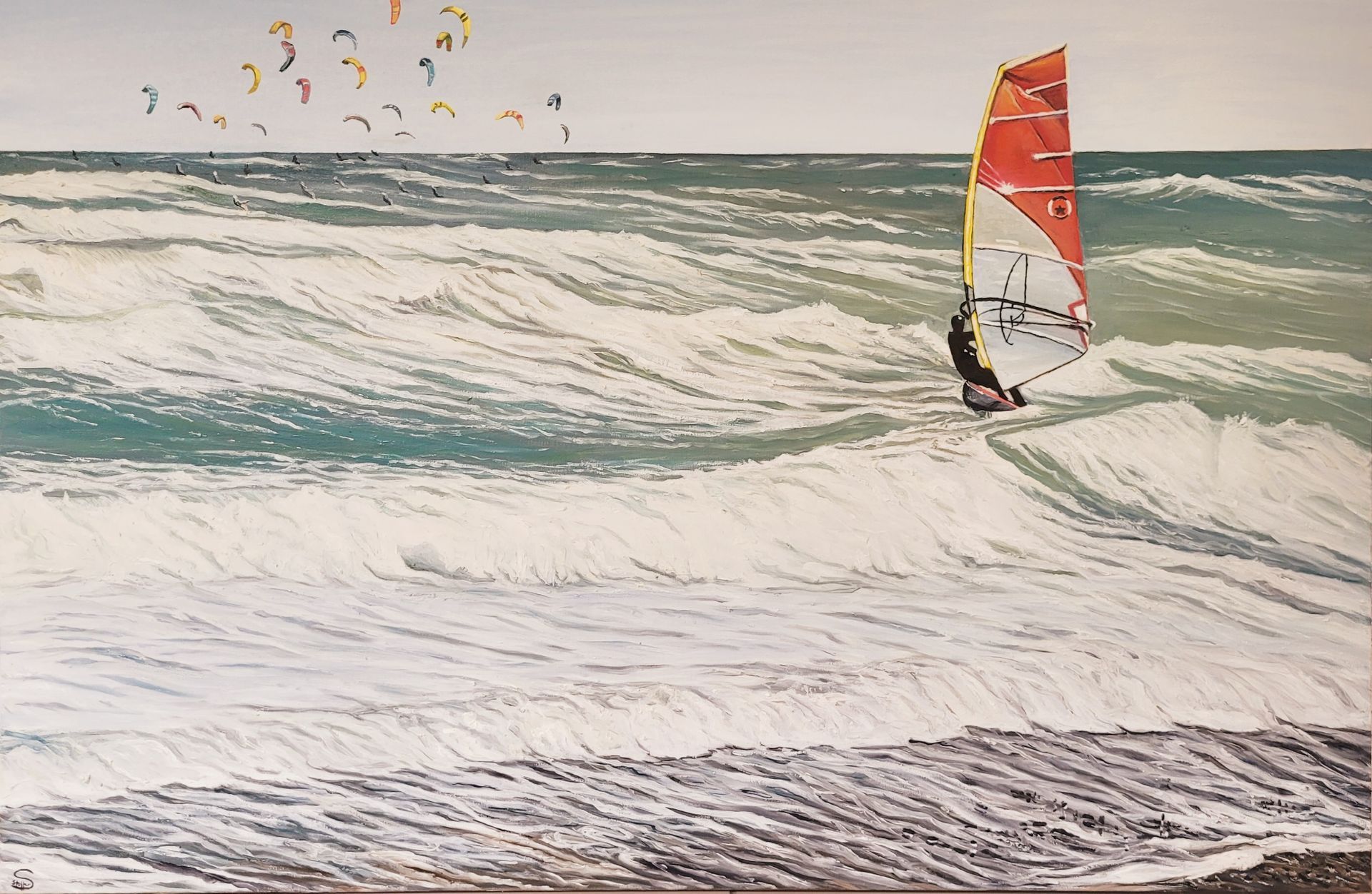 Windsurfer auf kabbeligen Meereswellen, orangefarbenes Segel, andere Kitesurfer in der Ferne.