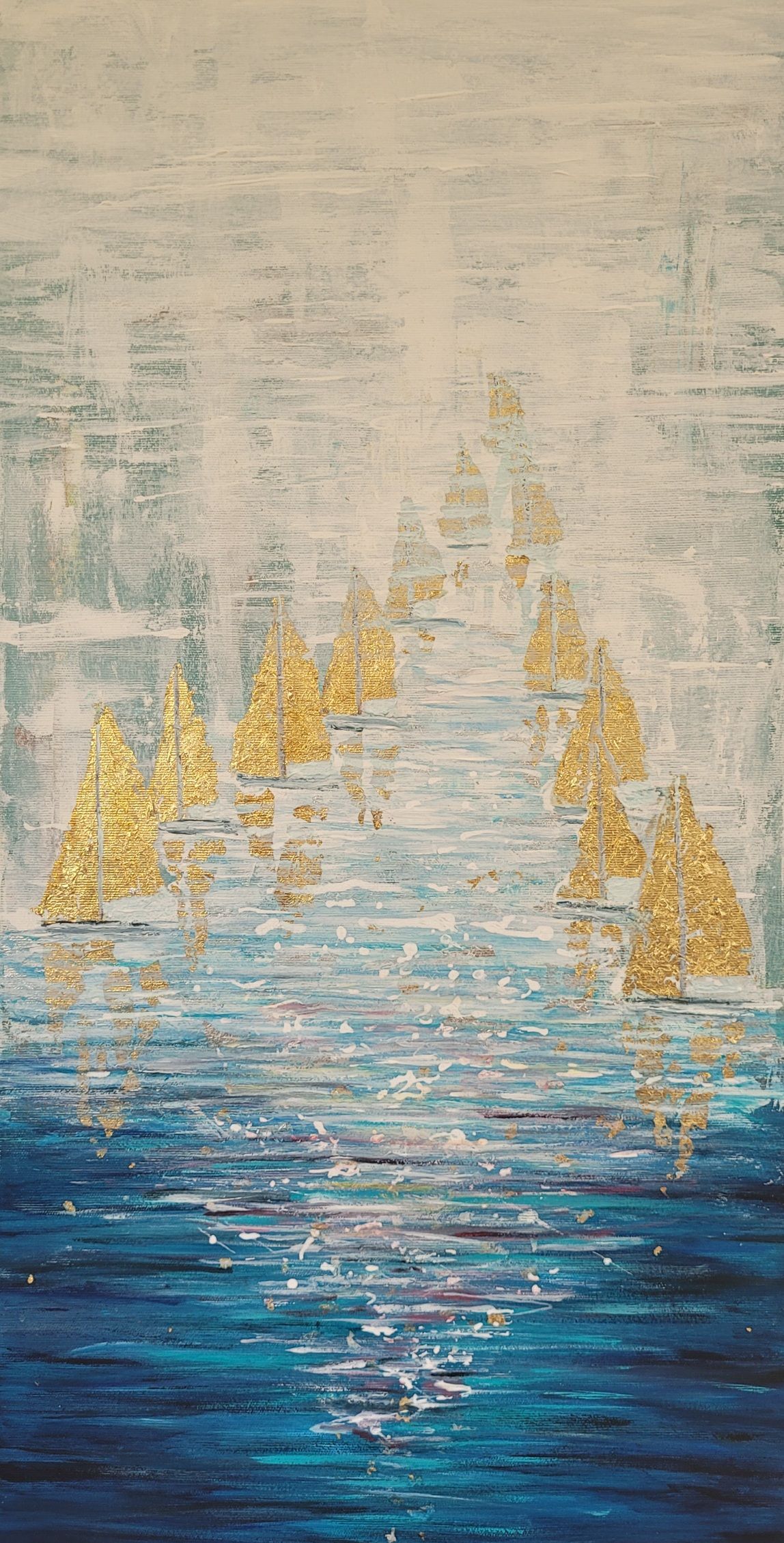 Abstrakte Kunst von goldenen Berggipfeln über blauem Wasser, mit strukturiertem weißen Himmel.