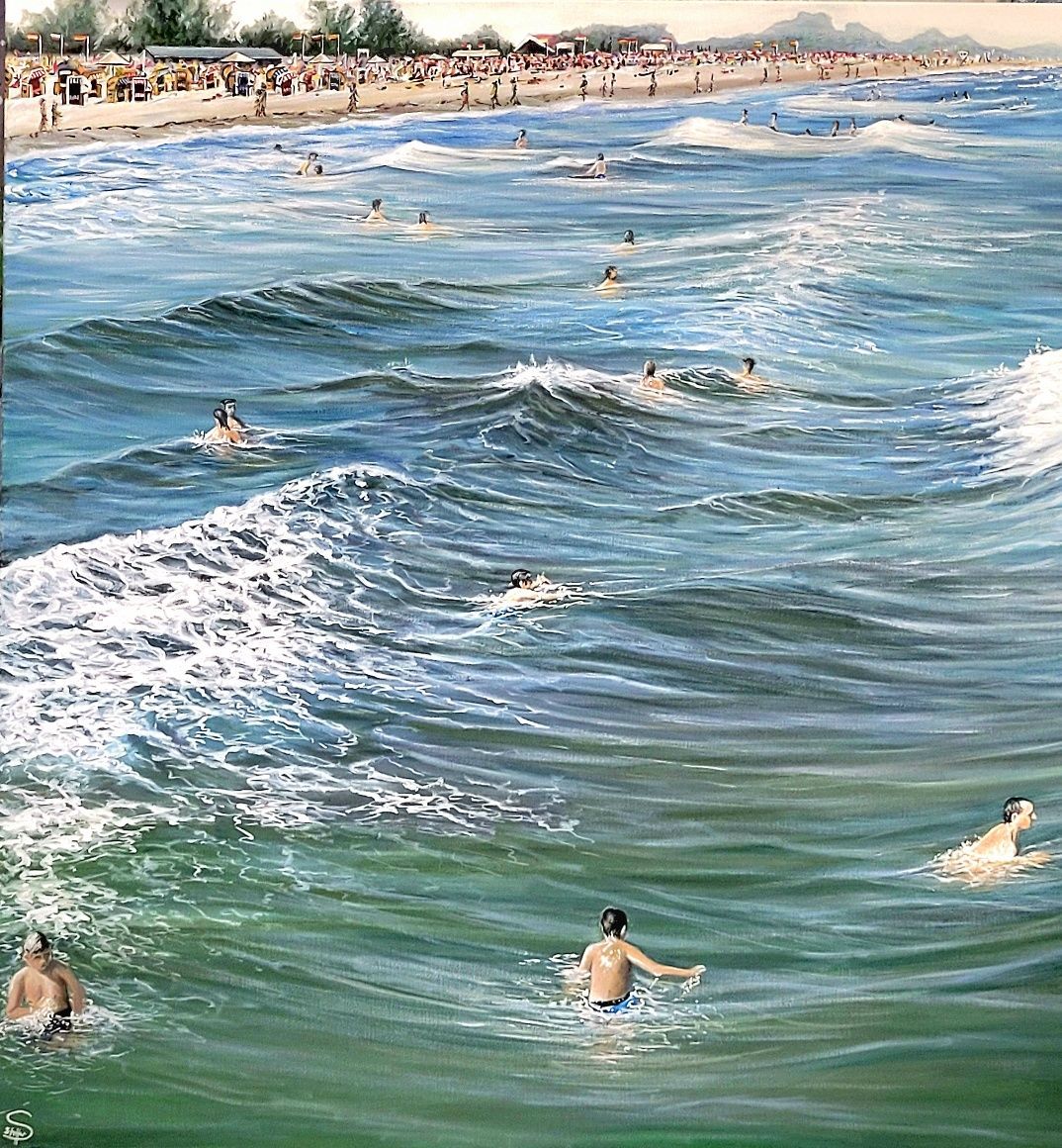 Strandszene mit Schwimmern in Meereswellen; Strandbesucher am Ufer.