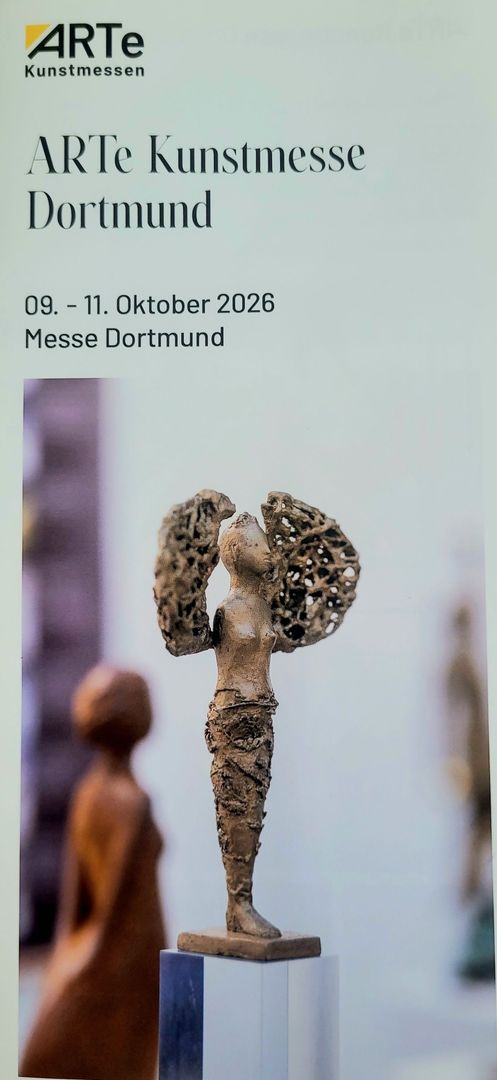Plakat der ARTE Kunstmesse Dortmund mit einer Skulptur auf einem Sockel und den Veranstaltungsdaten 10.–13. Oktober 2025